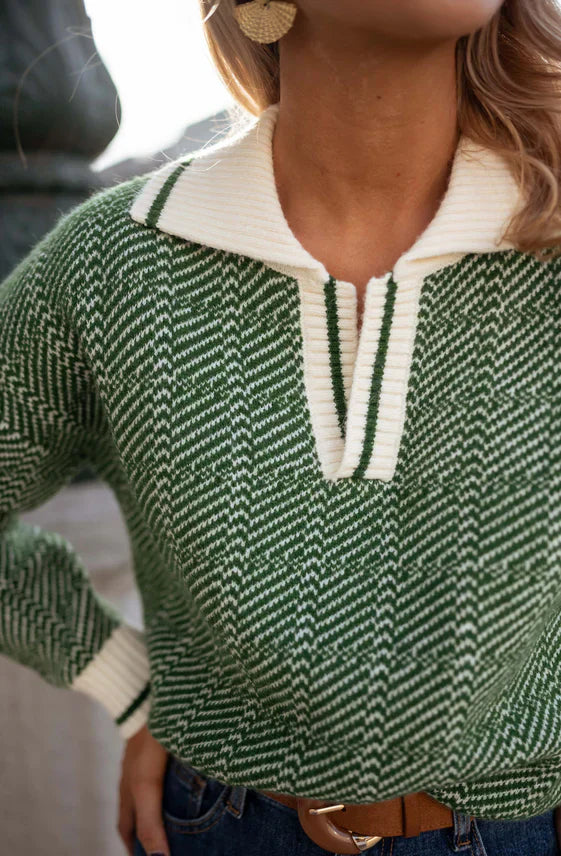 EMILIA™ | SUÉTER VERDE CON ESCOTE EN V