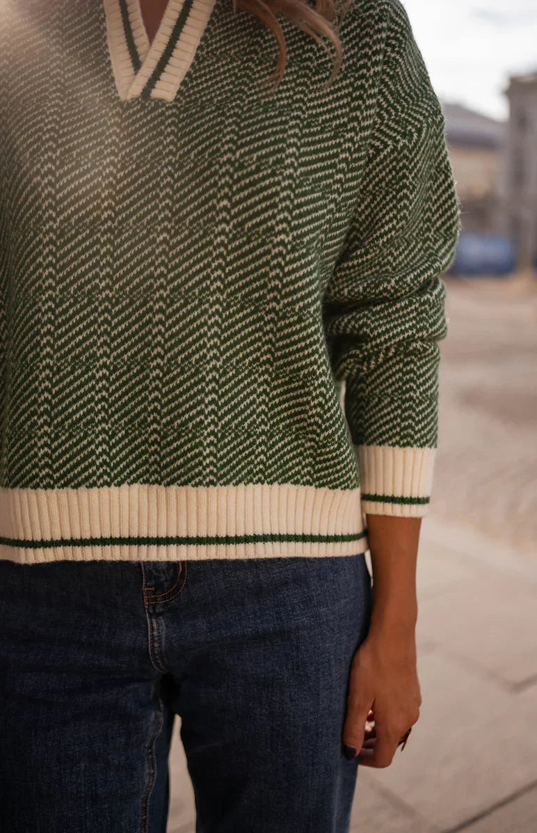 EMILIA™ | SUÉTER VERDE CON ESCOTE EN V