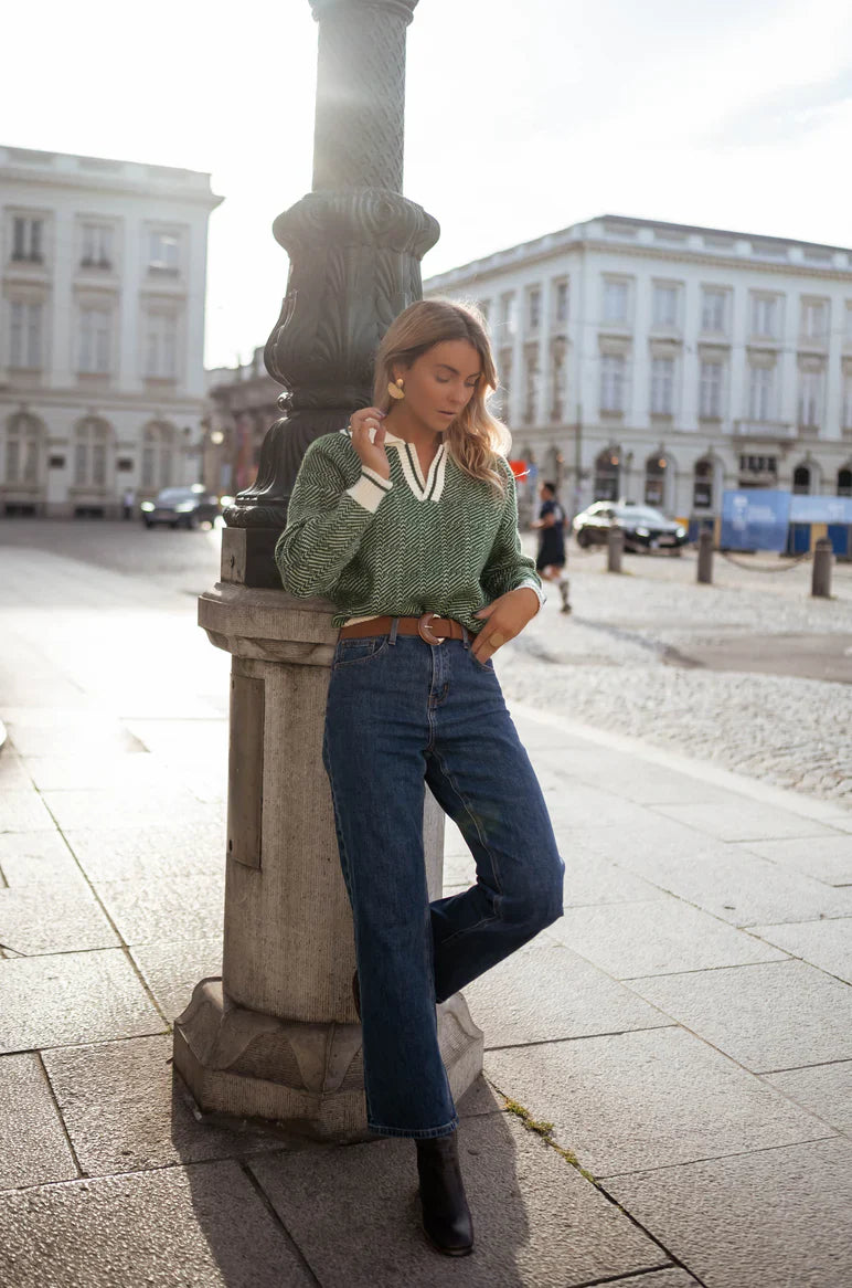 EMILIA™ | SUÉTER VERDE CON ESCOTE EN V