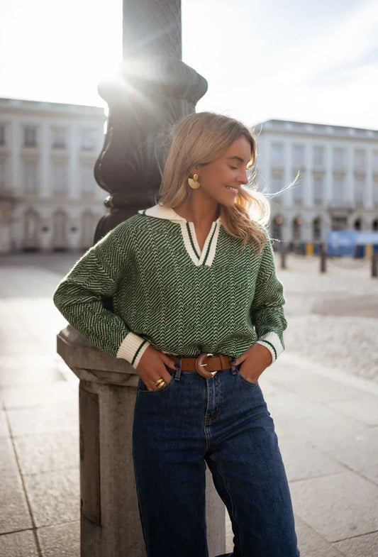 EMILIA™ | SUÉTER VERDE CON ESCOTE EN V